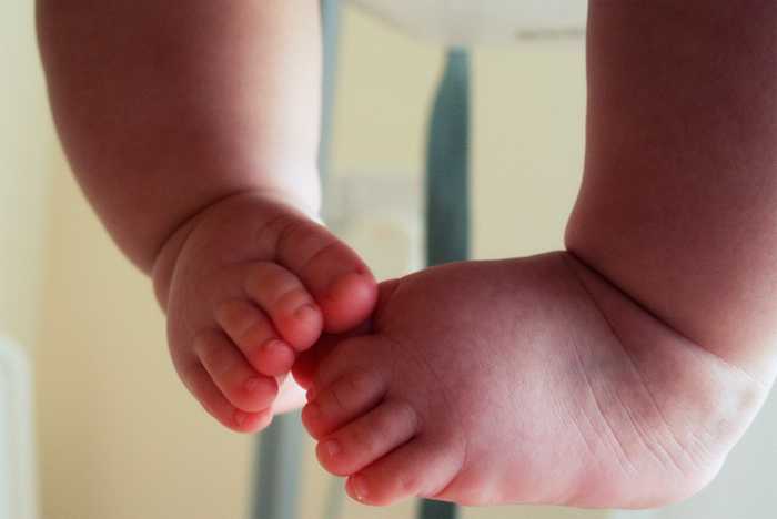Судороги и тремор у новорожденных и детей до года: что это такое, причины