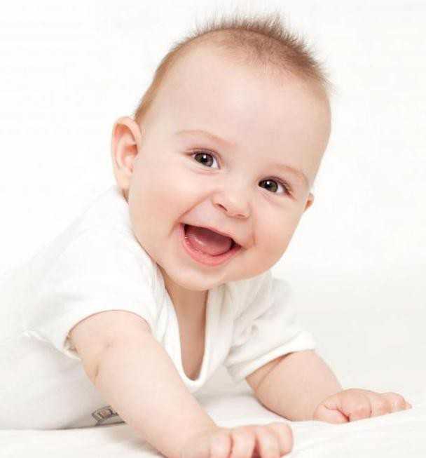 Когда новорожденные дети начинают осознанно смеяться и улыбаться маме и другим людям