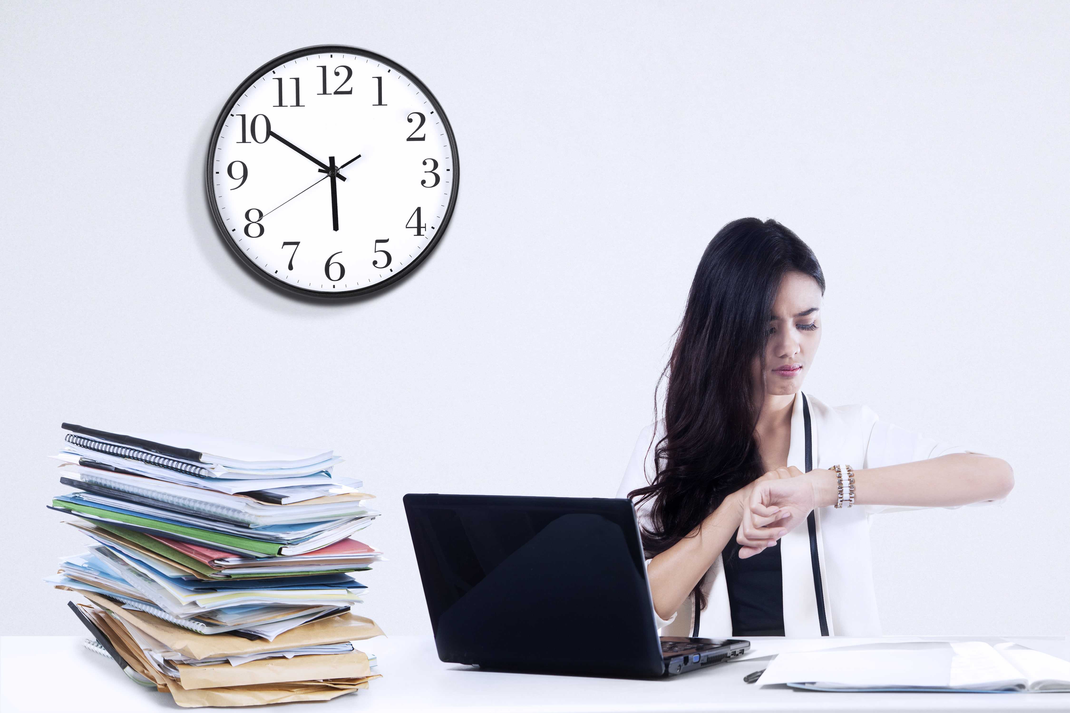 Женщина смотрит на часы. Тайм-менеджмент. Пунктуальность. Управление временем. Планирование времени.