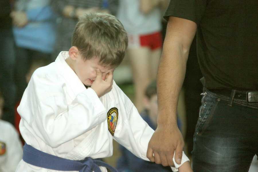 Как научить ребенка проигрывать без слез - что делать, чтобы он не плакал?