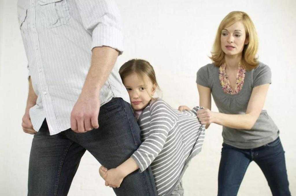 Детство с неидеальными родителями: 6 типов семейных отношений, которые нас травмируют — нож