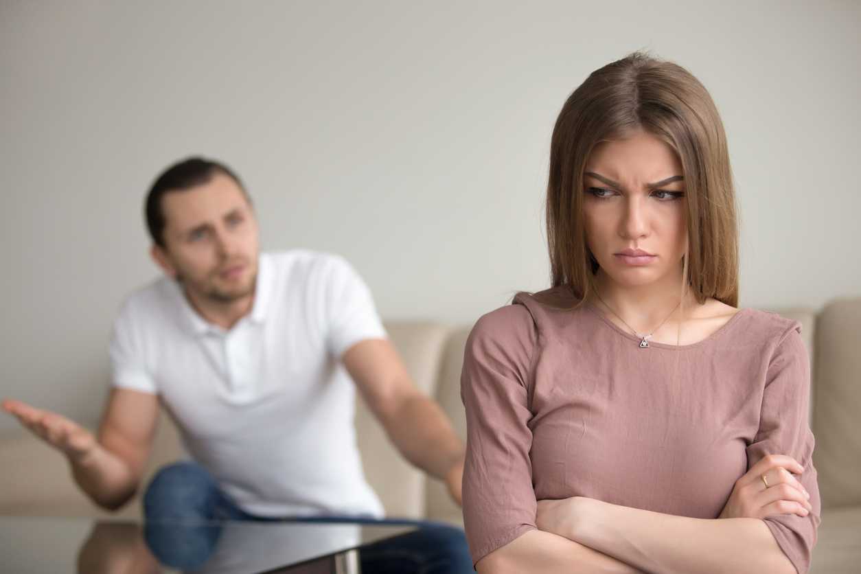 Что делать, если девушка обиделась и не хочет общаться: советы психолога
