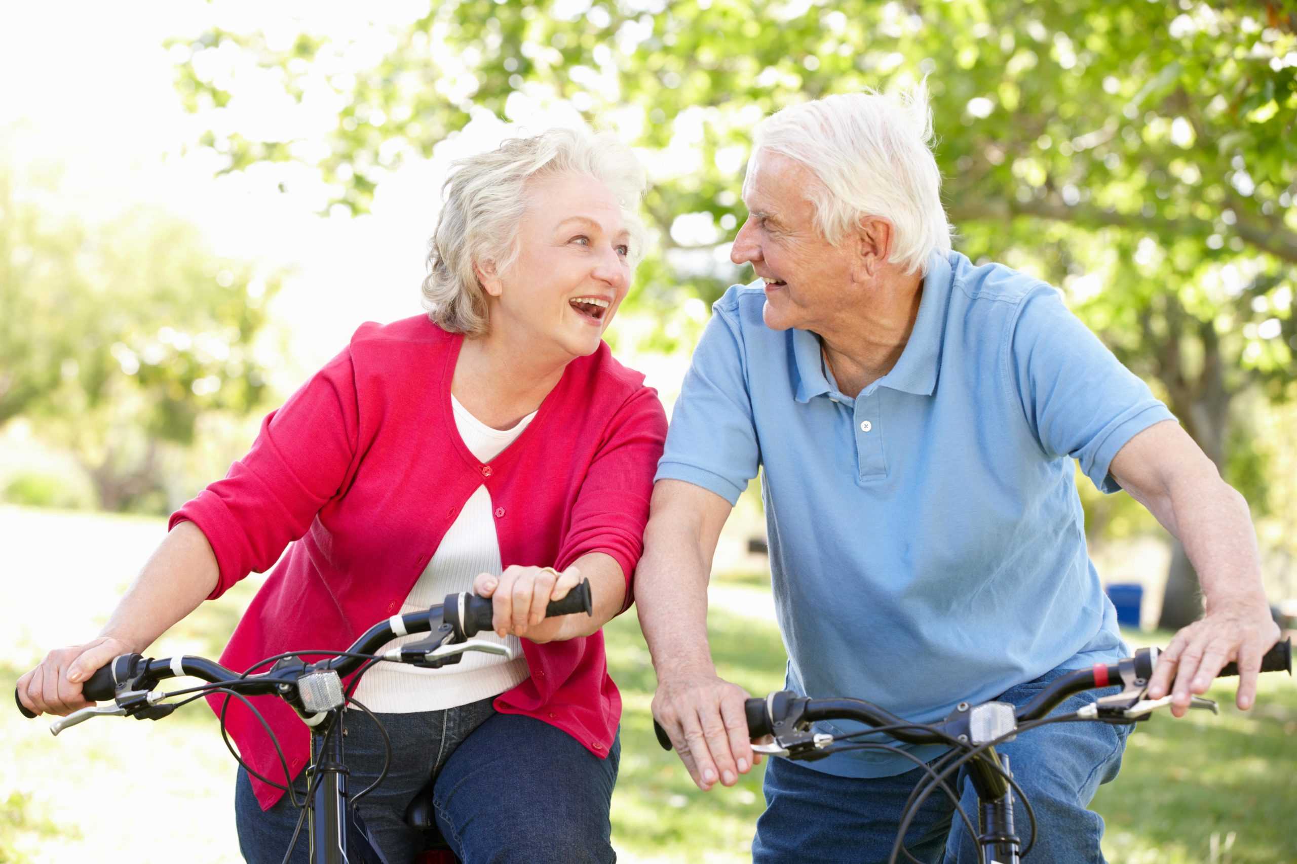 Долголетие с какого возраста. Здоровый образ жизни для пожилых людей. Физическая активность пожилых. Пожилые активный образ жизни. Активны йоьращ жизни в старости.