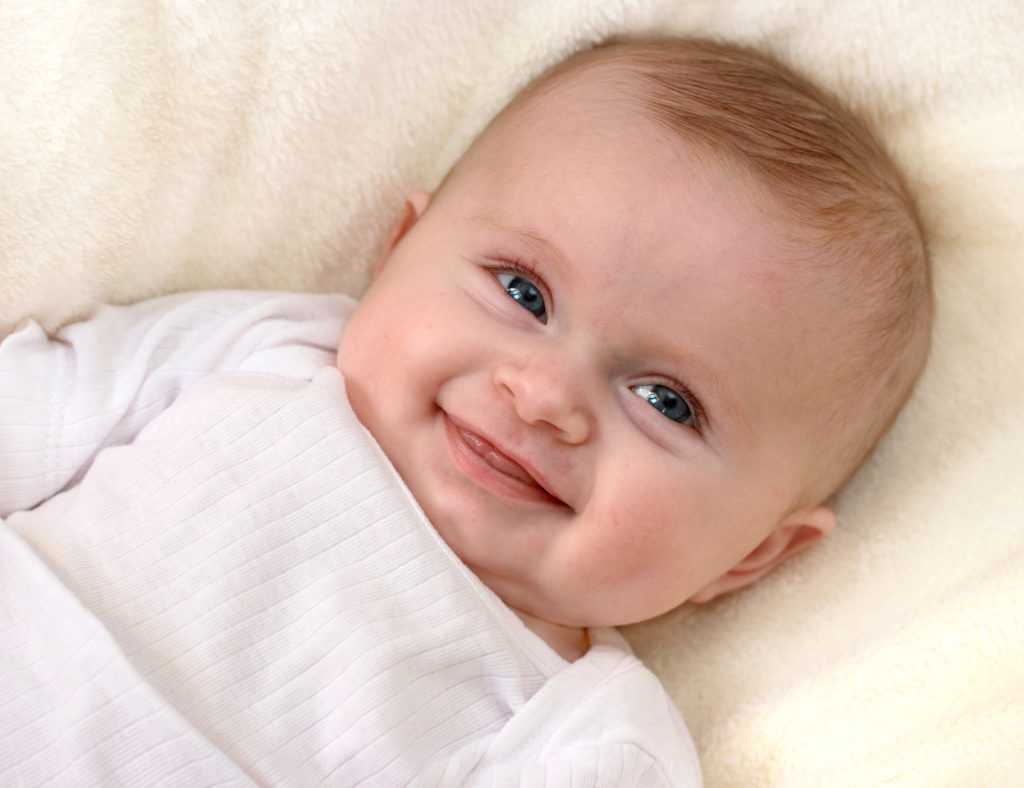 Когда у ребенка начинает появляться первая осознанная улыбка: во сколько месяцев