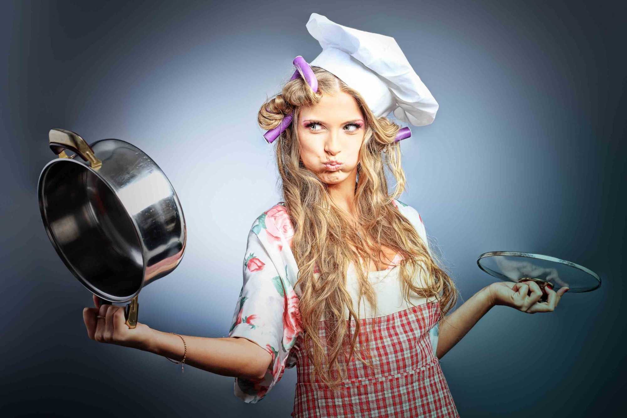 Глупая хозяйка. Девушка с кастрюлей. Девушка повар. Домохозяйка на кухне. Женщина на кухне.