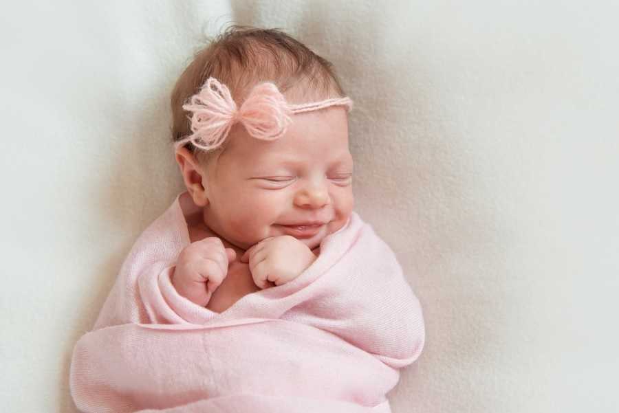 Во сколько месяцев ребенок начинает осознанно улыбаться, что может вызвать улыбку у малыша?