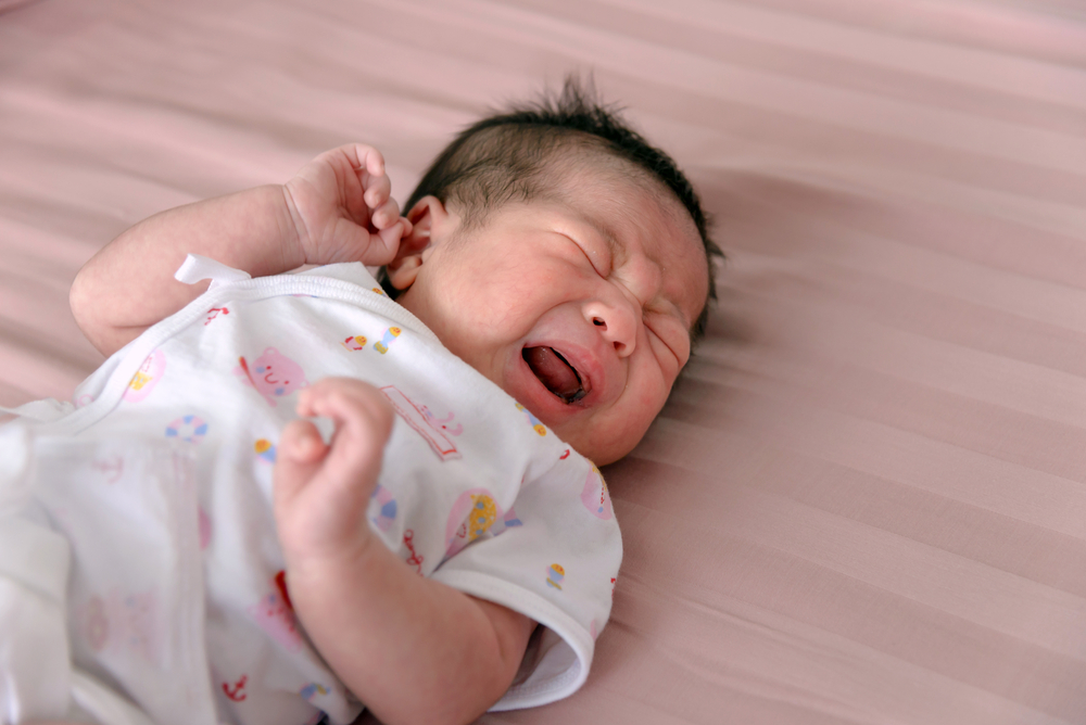 Почему новорожденный плачет после