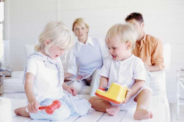 Нужно ли учить ребенка делиться игрушками?
