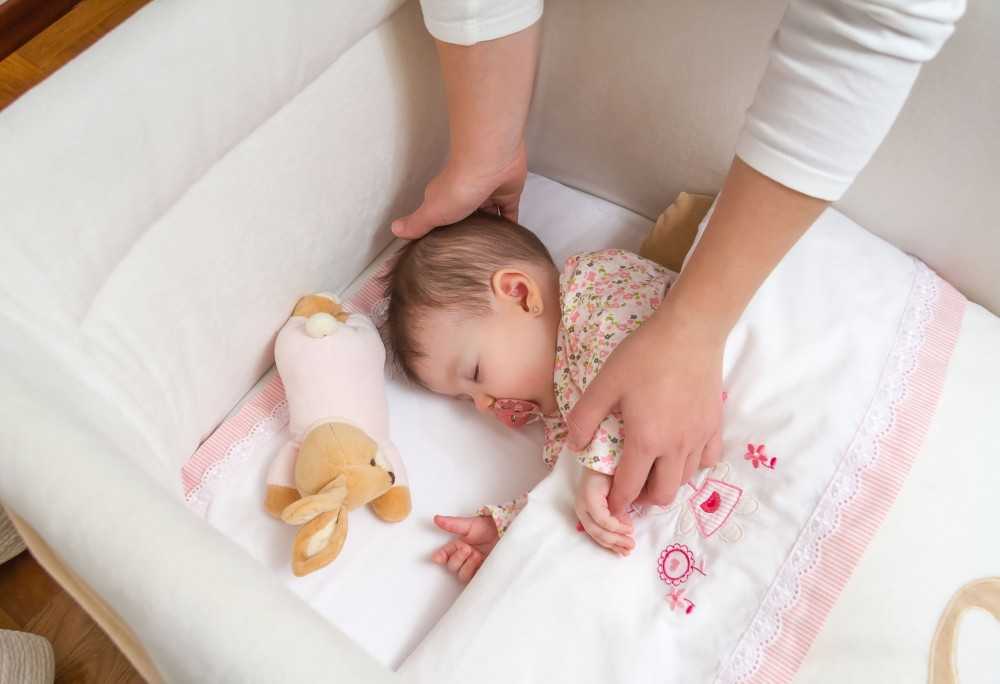 Попить, пописать и погладить спинку: почему ребенок не засыпает самостоятельно. ошибки ритуала отхода ко сну