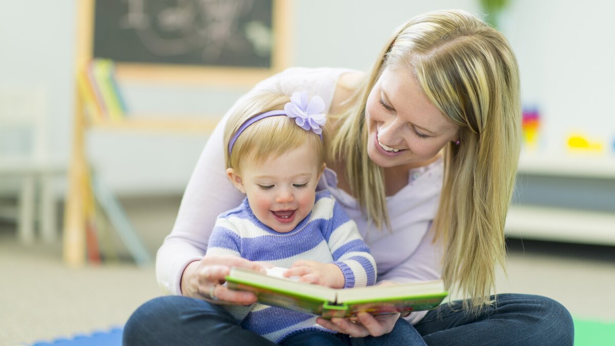 Как научить годовалого ребенка любить книгу