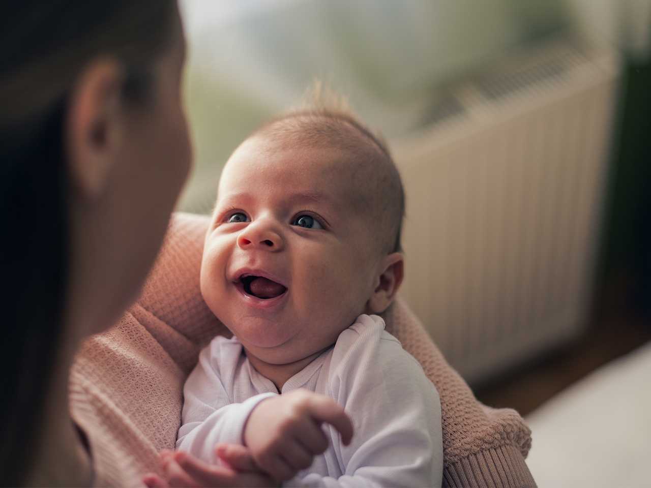 Когда ваш малыш начал осознанно вам улыбаться?