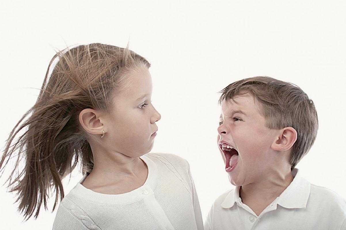 Агрессия у ребенка 3 лет. что делать и как себя вести с маленьким агрессором?