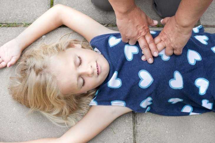 Что делать, если ребенок упал в обморок? причины детских обмороков